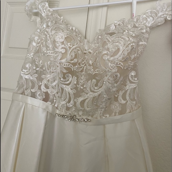 Wedding Dress - Picture 2 of 4